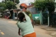 Chồng bị lập biên bản vi phạm về giãn cách, vợ lao vào đánh công an
