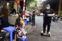 Quán phở Hà Nội ngày bán trăm bát nhờ màn giao hàng "có một không hai"