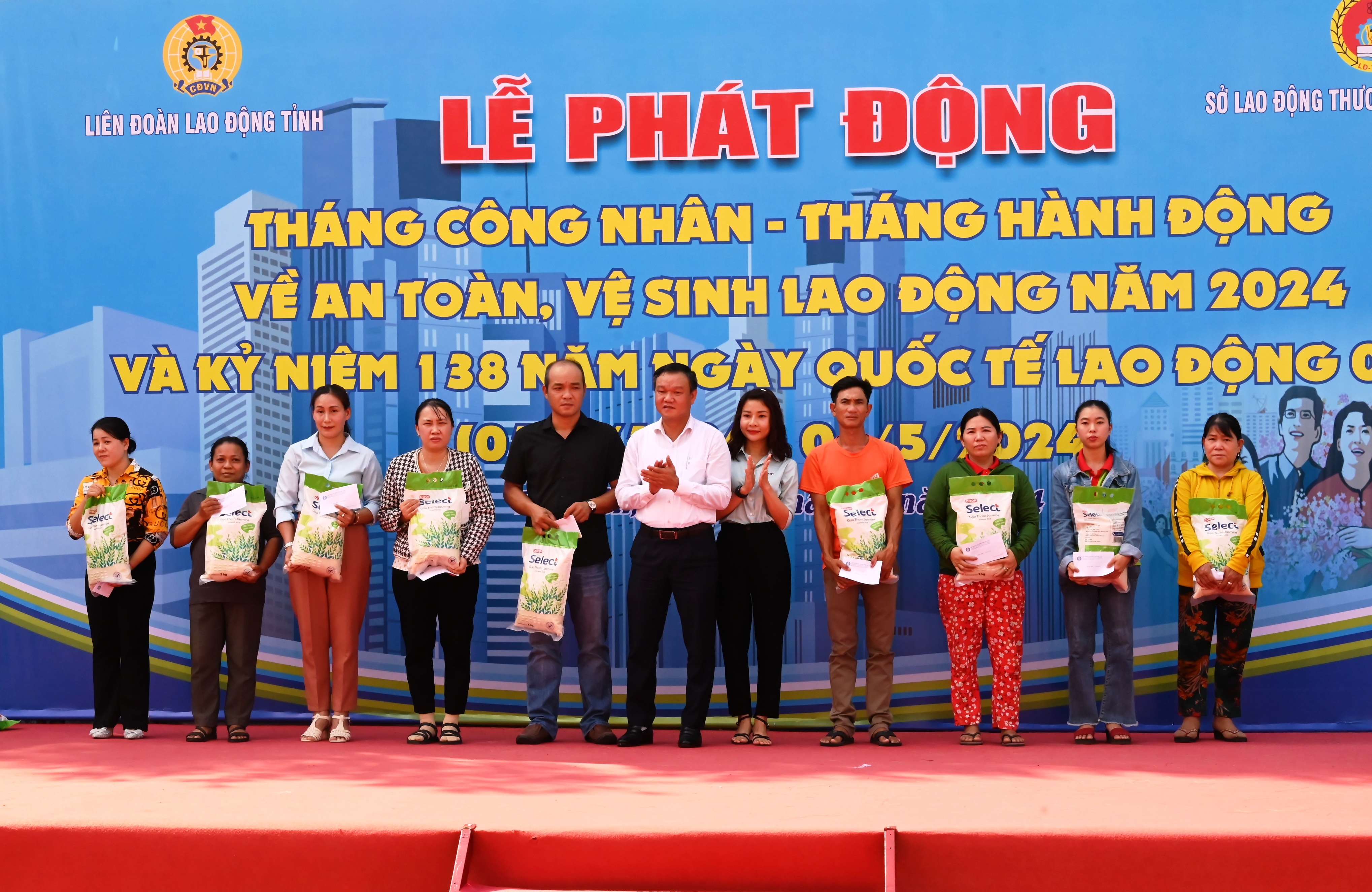 Anh4-Tặng quà NLĐ khó khăn.jpg Anh4-Tặng quà NLĐ khó khăn.jpg