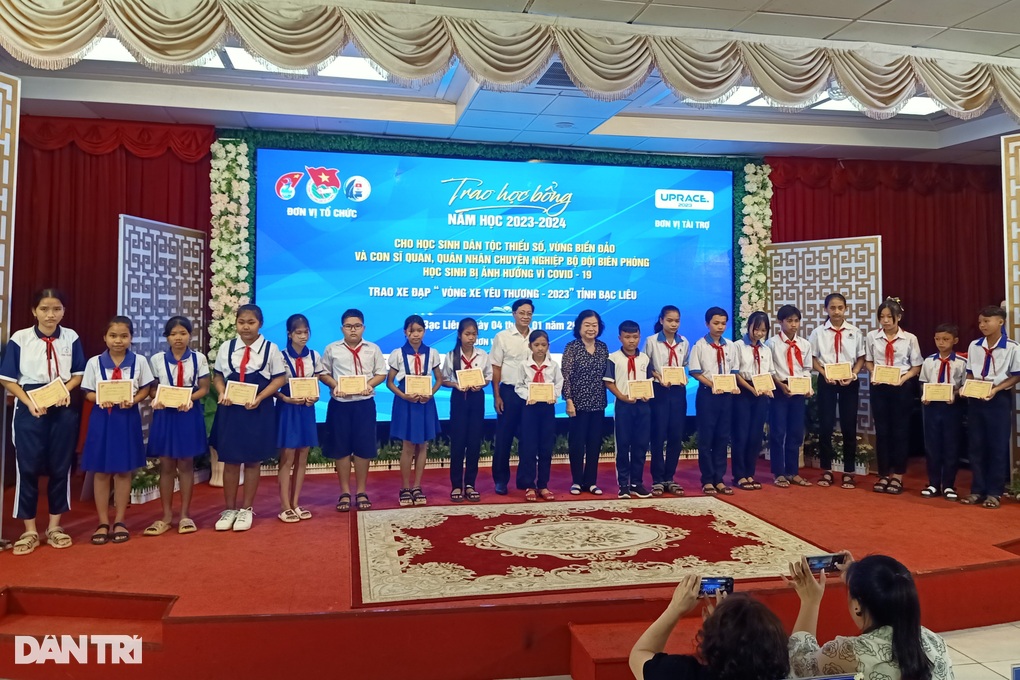 Trao hàng trăm suất học bổng đến học sinh dân tộc, vùng biển đảo - 1 Trao hàng trăm suất học bổng đến học sinh dân tộc, vùng biển đảo - 1