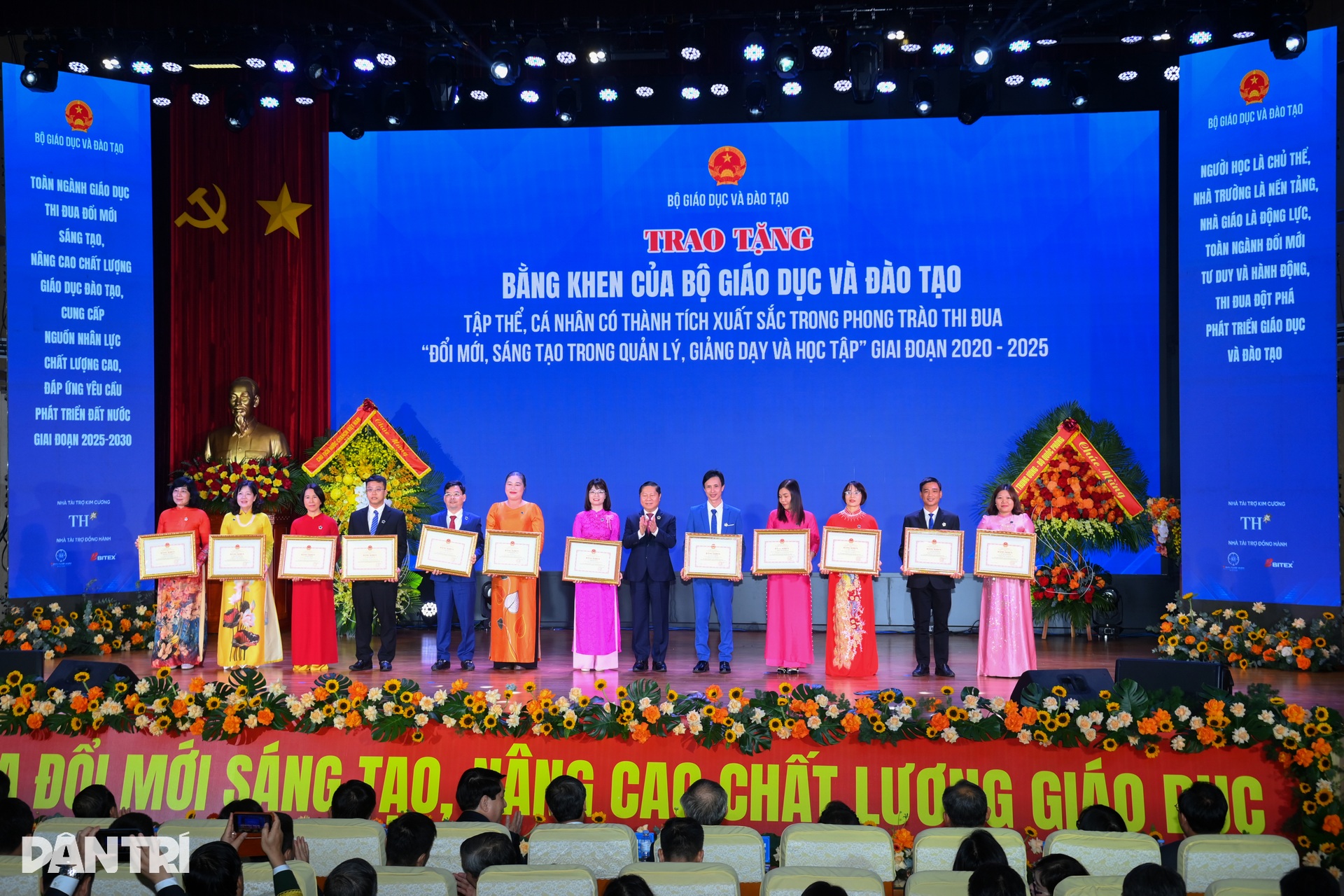 Chủ tịch nước Lương Cường dự Lễ kỷ niệm 20/11 tại Đại học Sư phạm Hà Nội - 11 Chủ tịch nước Lương Cường dự Lễ kỷ niệm 20/11 tại Đại học Sư phạm Hà Nội - 11