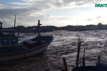 Khoảnh khắc tàu thuyền của người dân bị nước lũ cuốn trôi ở Lâm Đồng