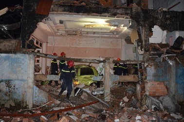 Lính cứu hộ đào bới đống đổ nát tìm kiếm nạn nhân mất tích