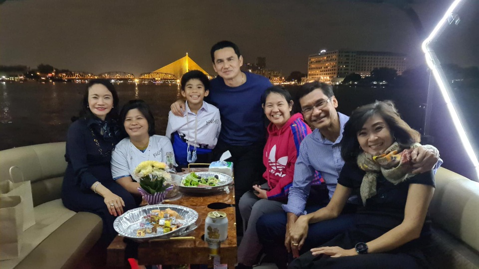 Kiatisuk chia tay bạn bè trước khi sang Việt Nam làm HLV HA Gia Lai - 1 Kiatisuk chia tay bạn bè trước khi sang Việt Nam làm HLV HA Gia Lai - 1