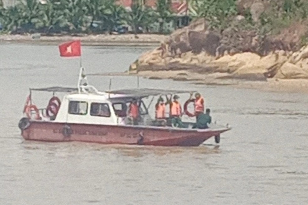 Tàu cá bị sóng đánh chìm, 2 người chết và mất tích - 1 Tàu cá bị sóng đánh chìm, 2 người chết và mất tích - 1