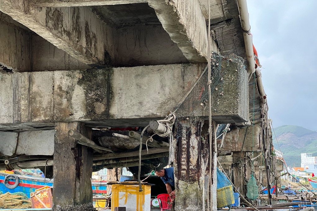 Hàng ngàn người dân nín thở đi trên cây cầu sắp sập - 2 Hàng ngàn người dân nín thở đi trên cây cầu sắp sập - 2