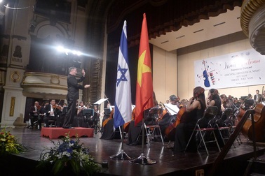 Tổng thống Israel xem hòa nhạc tại Hà Nội