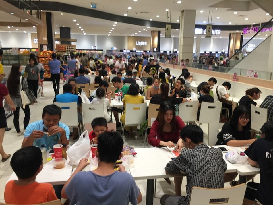 Hàng hiệu giảm giá sốc, người Sài Gòn xếp hàng dài cả trăm mét tranh nhau mua - 10 Hàng hiệu giảm giá sốc, người Sài Gòn xếp hàng dài cả trăm mét tranh nhau mua - 10