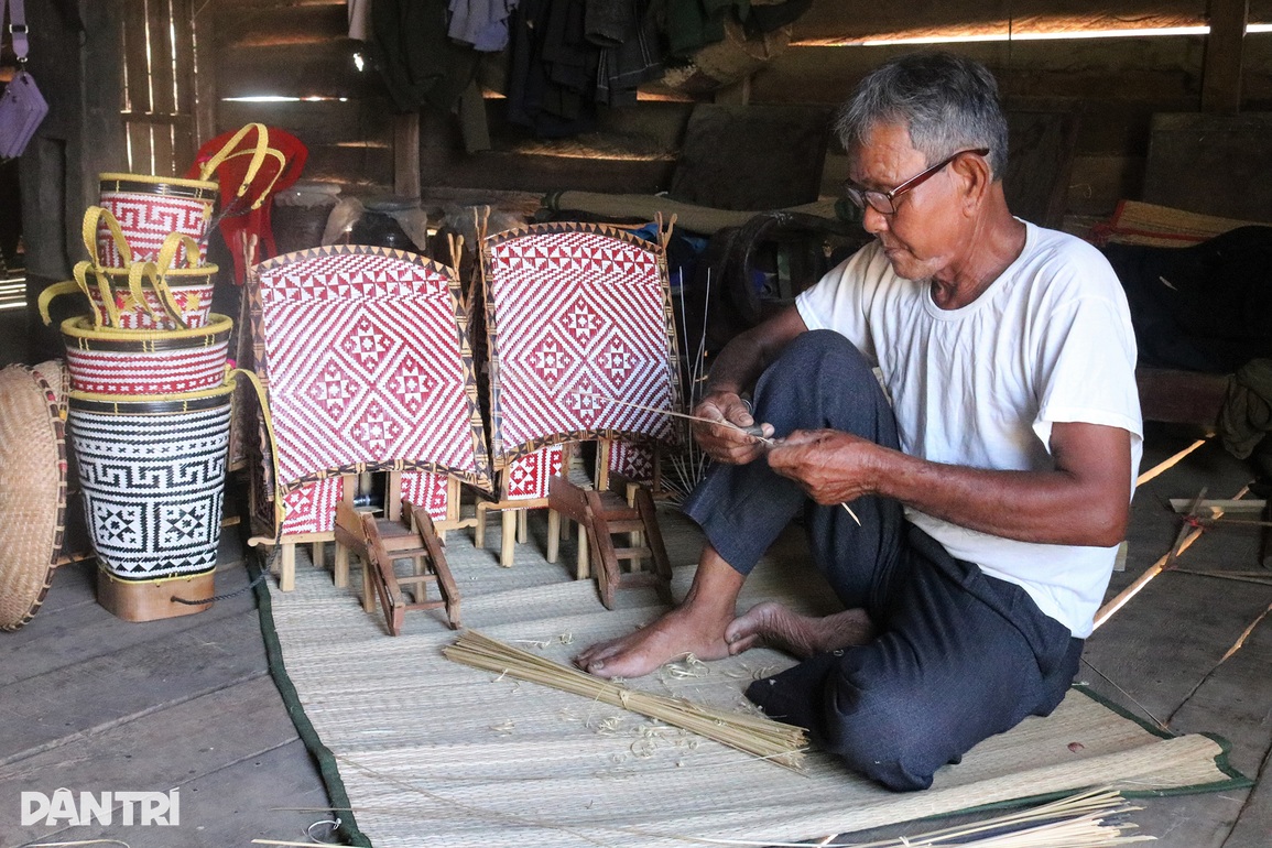 Làm nhà rông siêu nhỏ, lão ông U70 kiếm bộn tiền - 1 Làm nhà rông siêu nhỏ, lão ông U70 kiếm bộn tiền - 1