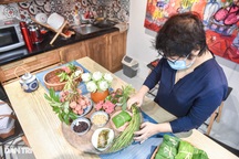 Dịch vụ giao mâm cúng Tết Đoan Ngọ "đắt như tôm tươi", khách gọi "cháy máy"