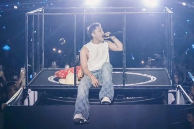 Sơn Tùng M-TP tặng fan mũ LV 48 triệu đồng, đựng quà vào túi 320 triệu đồng