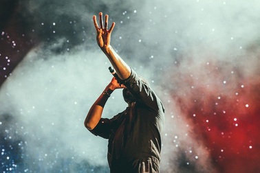 Dính tai tiếng quấy rối, nghệ sĩ bị trang nghe nhạc trực tuyến “tẩy chay”