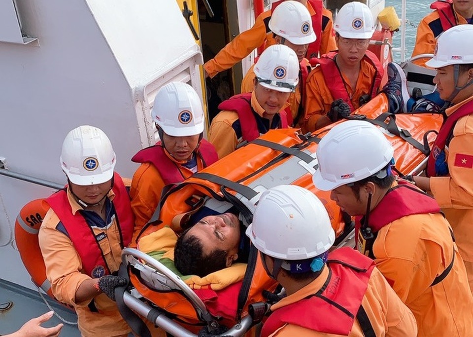 Cứu thuyền viên người Indonesia bị nạn ngoài khơi Nha Trang - 2 Cứu thuyền viên người Indonesia bị nạn ngoài khơi Nha Trang - 2