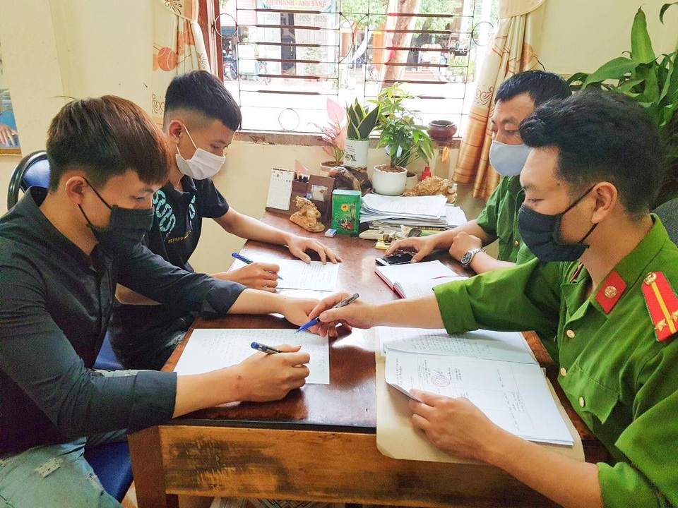 Hai thanh niên trèo tường đột nhập khu cách ly để... thăm bạn gái - 1 Hai thanh niên trèo tường đột nhập khu cách ly để... thăm bạn gái - 1