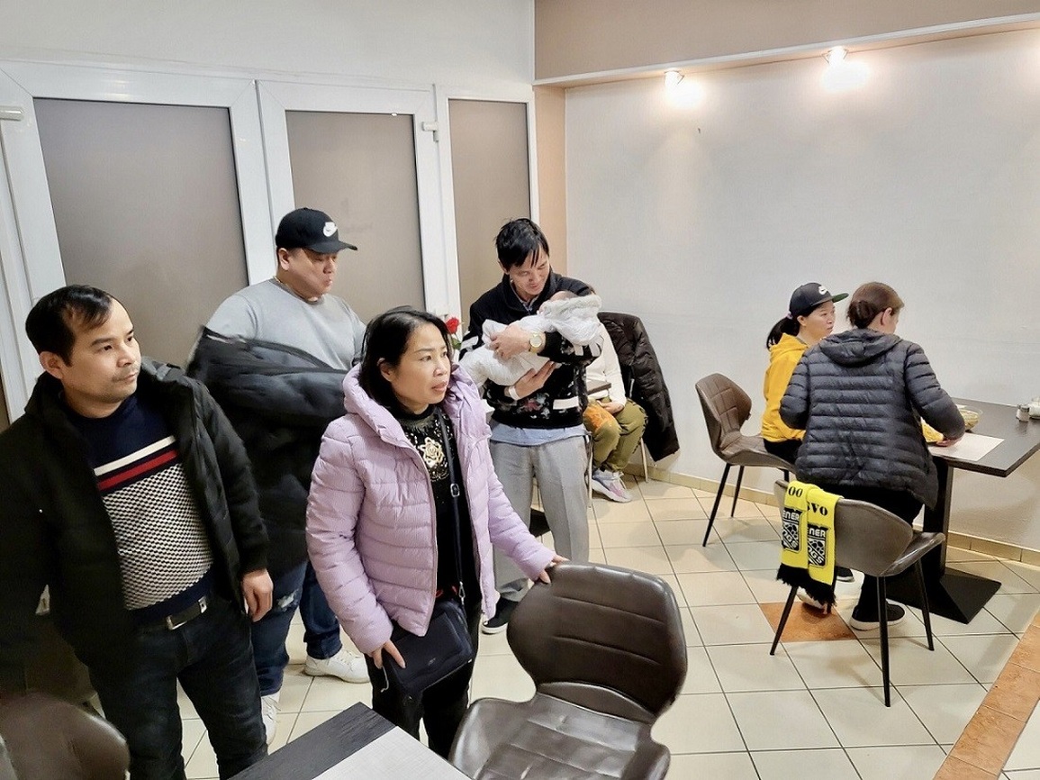 Hỗ trợ người Việt từ Ukraine sang Hungary: Tinh thần trực chiến 24/7, điện thoại cháy máy và những phút ấm lòng - 2