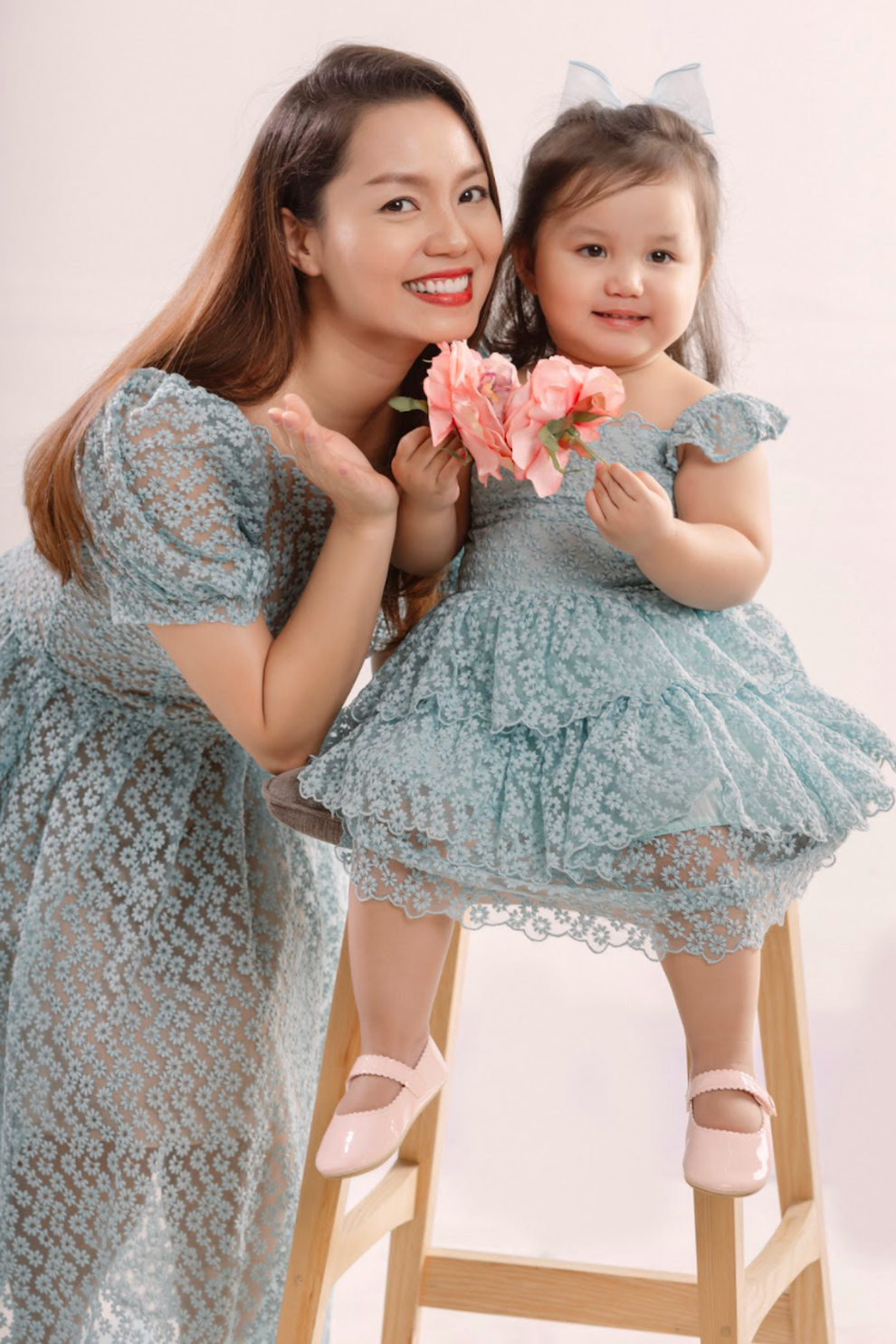 Nguyễn Ngọc Anh và ông xã ra mắt ca khúc mừng sinh nhật con gái 2 tuổi - 1 Nguyễn Ngọc Anh và ông xã ra mắt ca khúc mừng sinh nhật con gái 2 tuổi - 1