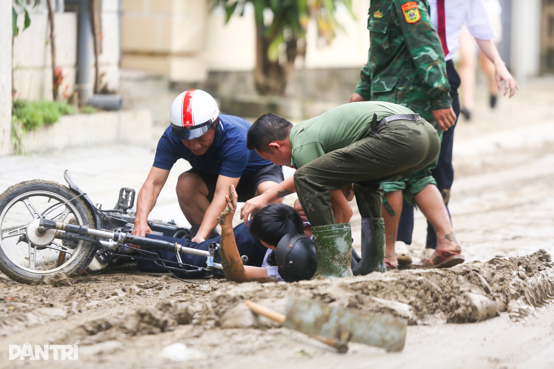 Huế chìm trong rác thải và bùn lầy sau ba trận lụt liên tiếp - 6 Huế chìm trong rác thải và bùn lầy sau ba trận lụt liên tiếp - 6