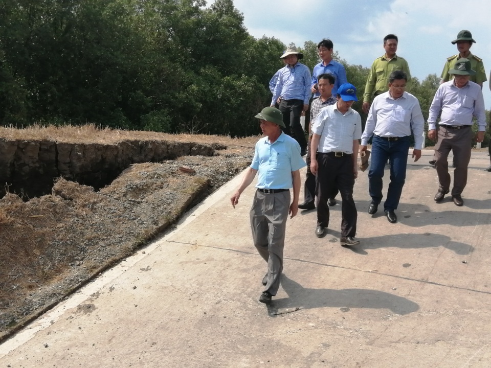 Thứ trưởng Bộ Nông nghiệp kiểm tra hạn, mặn tại Cà Mau - 1 Thứ trưởng Bộ Nông nghiệp kiểm tra hạn, mặn tại Cà Mau - 1