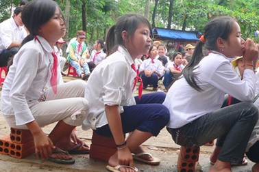 Thầy giáo cắt dép học trò “do quá khích”