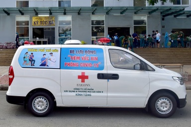 Theo chân xe lưu động tiêm vắc xin ở các khu dân cư, điểm cách ly tại TPHCM