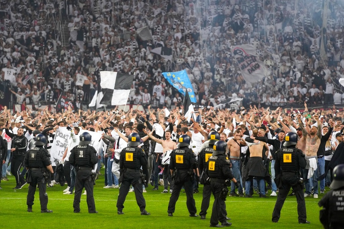 CĐV xuống sân ăn mừng Frankfurt vào chung kết Europa League sau 42 năm - 9 CĐV xuống sân ăn mừng Frankfurt vào chung kết Europa League sau 42 năm - 9