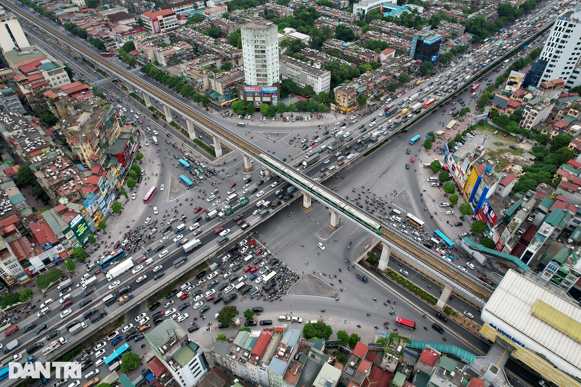 Sân bay Nội Bài chật kín khách, nhiều tuyến đường Hà Nội ùn tắc chiều 31/8 - 3 Sân bay Nội Bài chật kín khách, nhiều tuyến đường Hà Nội ùn tắc chiều 31/8 - 3