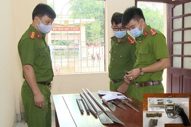 Hơn 20 đối tượng sử dụng súng, hung khí nguy hiểm đuổi chém nhau trên đường