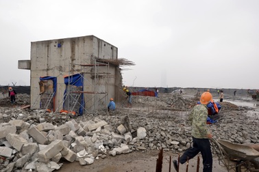 “Cắt ngọn” tòa nhà 8B Lê Trực xong trước 30/10