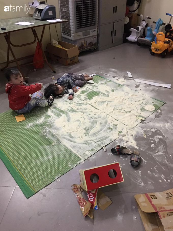 Mẹ trẻ "giận xanh mặt" vì con đổ tung sữa ra nhà chơi, nhưng nhìn phản ứng của chúng lúc bị phạt thì còn cạn lời hơn nữa - Ảnh 1. Mẹ trẻ "giận xanh mặt" vì con đổ tung sữa ra nhà chơi, nhưng nhìn phản ứng của chúng lúc bị phạt thì còn cạn lời hơn nữa - Ảnh 1.