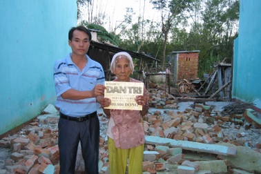 Trao quà cho 2 gia đình bị thiệt hại trong bão số 9
