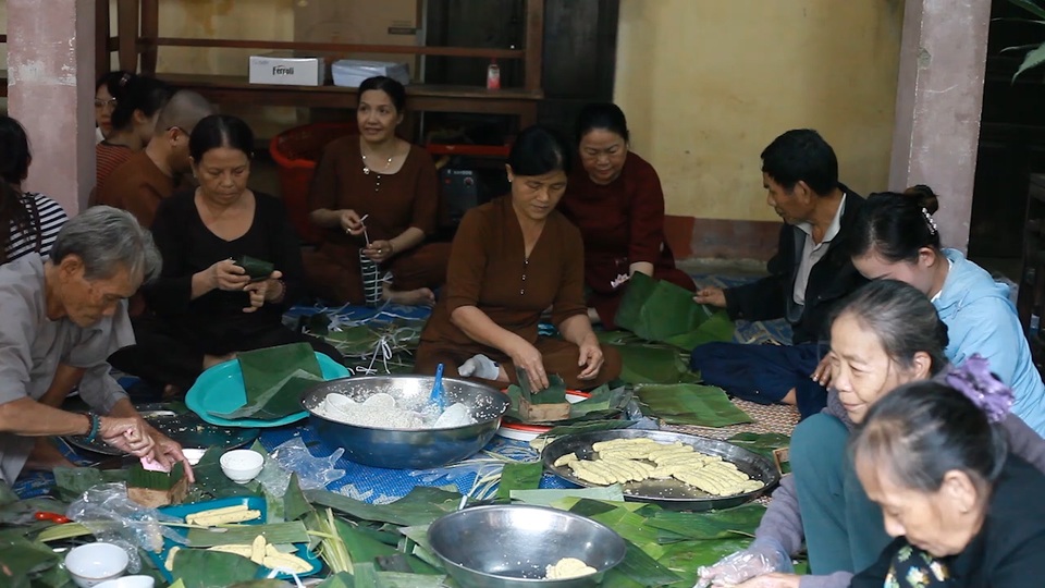 Những đôi tay lóng ngóng gói bánh tặng đồng bào vùng lũ - 1 Những đôi tay lóng ngóng gói bánh tặng đồng bào vùng lũ - 1