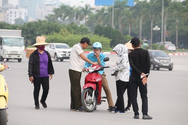 Phe vé vung tiền găm hàng, bỏ 1,5 triệu đồng mua lại vé 150 nghìn đồng