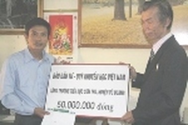 Hà Tĩnh: Báo Đầu tư, Quỹ Khuyến học Việt Nam hỗ trợ 50 triệu đồng cho trường Tiểu học Sơn Thọ