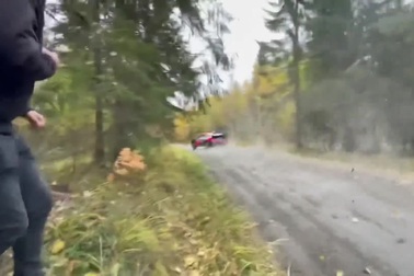 Khán giả đứng sát đường đua để xem xe đua lướt qua ngay trước mặt