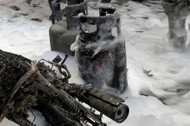 Xe chở nhiều bình gas bốc cháy kèm tiếng nổ lớn trên phố Hà Nội