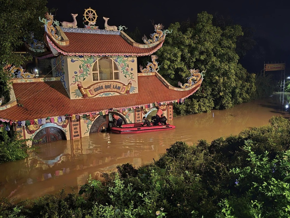Người đàn ông tử nạn vì cố cứu chú chó khỏi dòng nước lũ - 1 Người đàn ông tử nạn vì cố cứu chú chó khỏi dòng nước lũ - 1