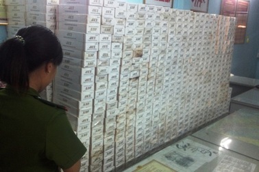 Nài thuốc lá lậu lao ghe vào công an, 2 chiến sĩ bị thương