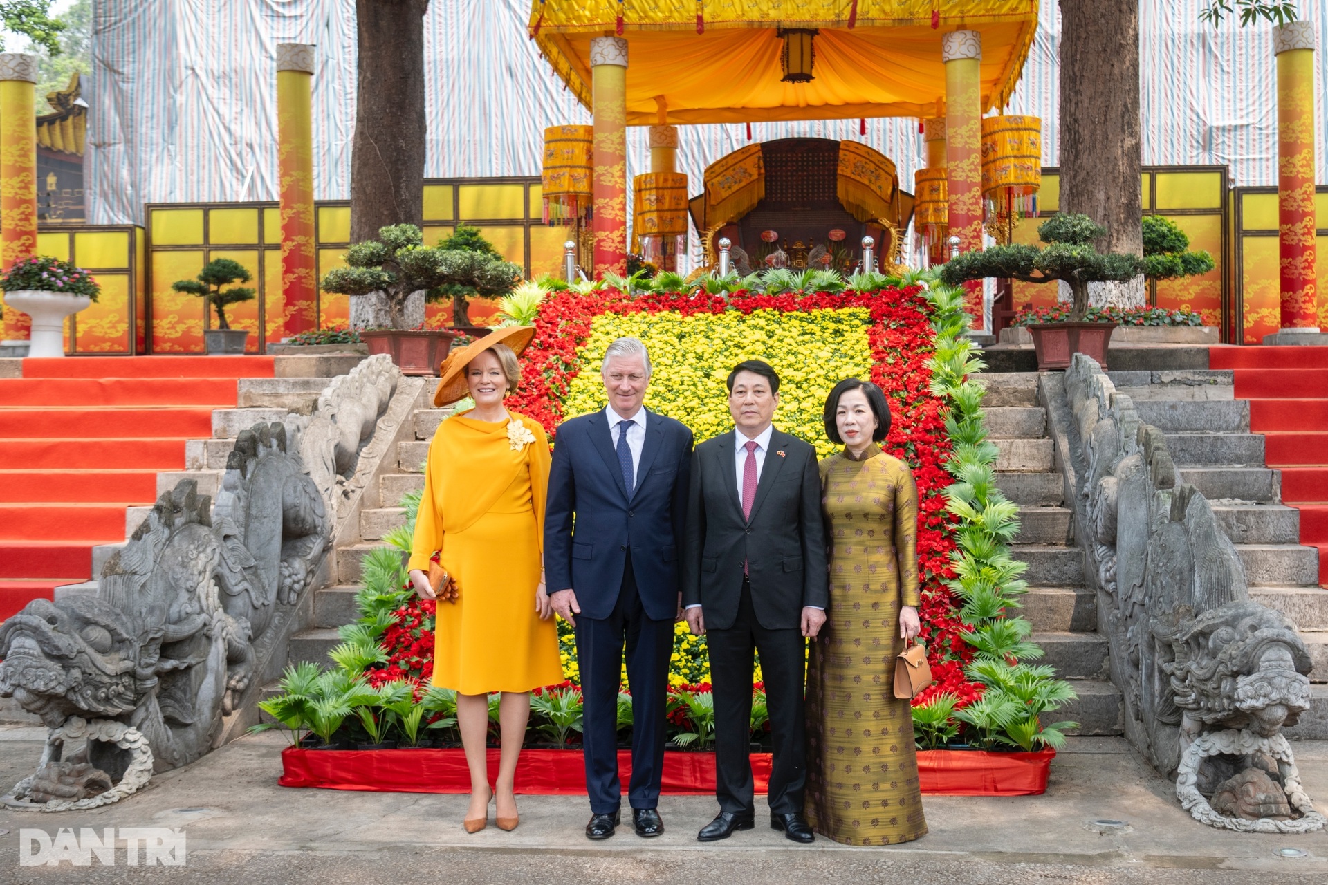 Phu nhân Minh Nguyệt cùng Hoàng hậu Bỉ thăm Nhà sàn Bác Hồ, cho cá ăn - 4 Phu nhân Minh Nguyệt cùng Hoàng hậu Bỉ thăm Nhà sàn Bác Hồ, cho cá ăn - 4