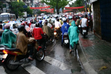 Mưa lớn đầu mùa "dìm" giao thông Hà Nội trong "biển nước"