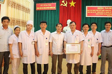 Tặng Giấy khen đột xuất cho đội ngũ y, bác sỹ hiến máu cứu bệnh nhân bị trâu húc