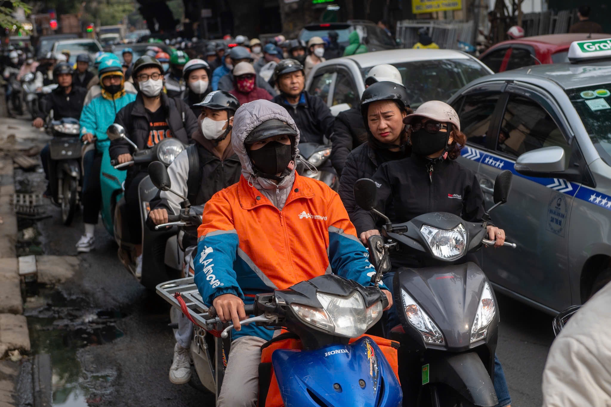 View - Ngoài giờ cao điểm: Hà Nội ùn tắc giữa trưa, xe cộ chen nhau tìm lối đi | Báo Dân trí