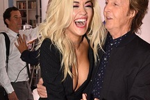 Rita Ora táo bạo với áo không nội y