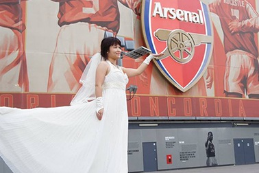 Đám cưới đặc biệt của nữ cổ động viên Arsenal ở Hà Nội