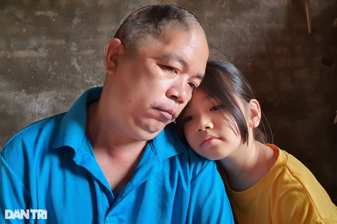 Bố ngã giàn giáo nằm liệt giường, 3 con thơ nguy cơ bỏ học giữa chừng - 9 Bố ngã giàn giáo nằm liệt giường, 3 con thơ nguy cơ bỏ học giữa chừng - 9