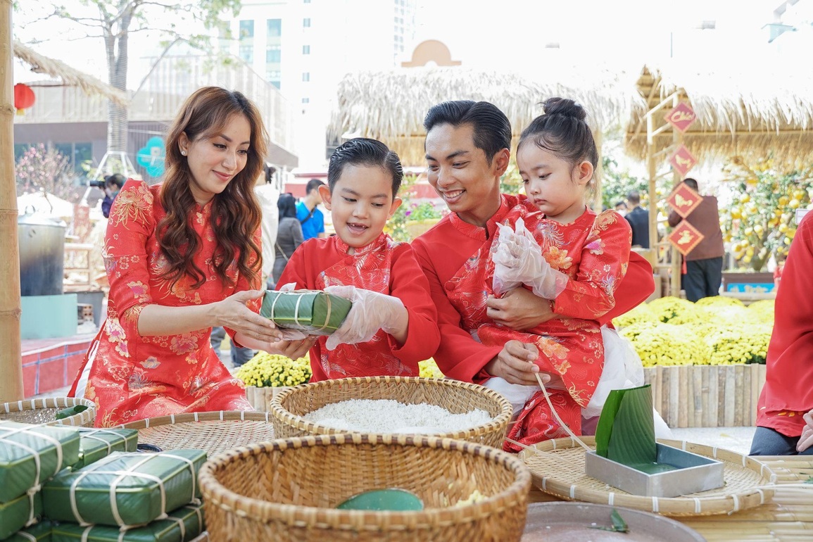 Các nhóc tì nhà sao Việt mê tít các trò chơi dân gian tại Hội Hoa xuân 2022 - 2 Các nhóc tì nhà sao Việt mê tít các trò chơi dân gian tại Hội Hoa xuân 2022 - 2