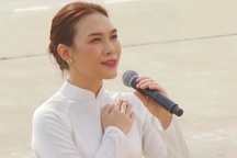 Khoảnh khắc Mỹ Tâm đặt tay lên ngực áo, hát về Tổ quốc ở đại lễ 2/9 gây sốt