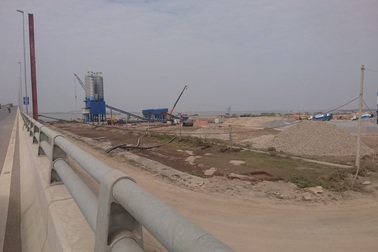 Trạm trộn bê tông “uy hiếp” cây cầu nghìn tỷ