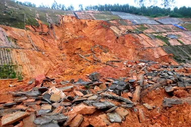 Sạt lở "chặt đứt" đường vào khu du lịch