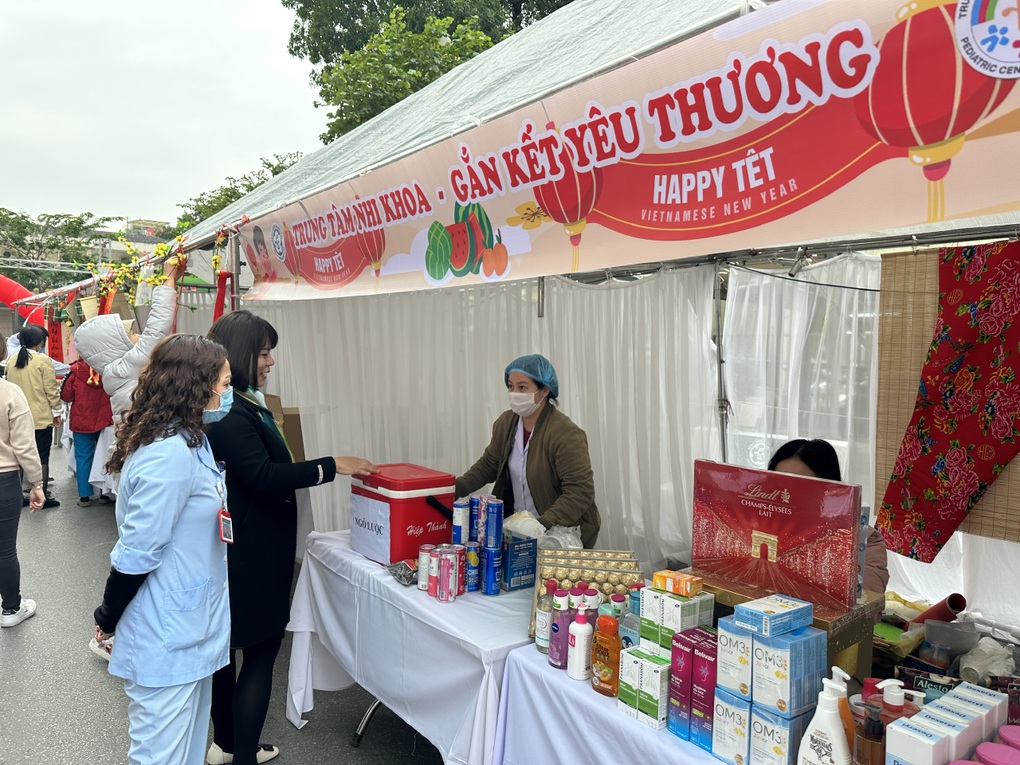 Tấp nập gian hàng 0 đồng cho hàng nghìn bệnh nhân - 5 Tấp nập gian hàng 0 đồng cho hàng nghìn bệnh nhân - 5