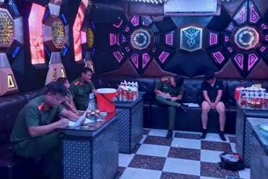 Khởi tố nhóm đối tượng mua bán các bé gái đưa vào quán karaoke